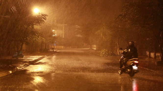 Lúc 20g30, thị xã Sông Cầu (Phú Yên) bắt đầu mưa lớn - Ảnh: Tiến Thành