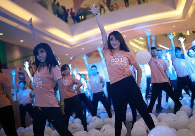 Các bạn trẻ tham gia nhảy Flashmob tại Ngày hội Xu hướng màu sắc 2015 với sắc áo màu cam đồng - Ảnh: H.A.
