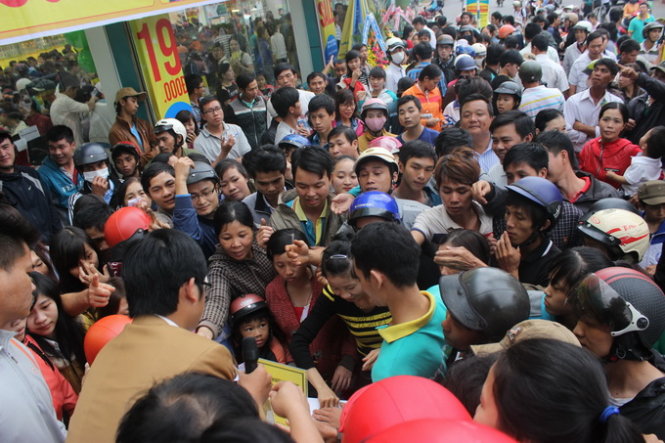 Người dân chen nhau lấy phiếu bốc thăm “Giờ vàng – giá sốc” chiều 29-11 tại TP.Buôn Ma Thuột, Đắk Lắk. Ảnh: Hà Bình