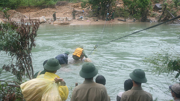 Lữ đoàn công binh 270 bắc cầu phao cho dân qua sông sau sự cố gãy cầu Gò Nổi (Quảng Nam) - Ảnh: Thanh Hoàng