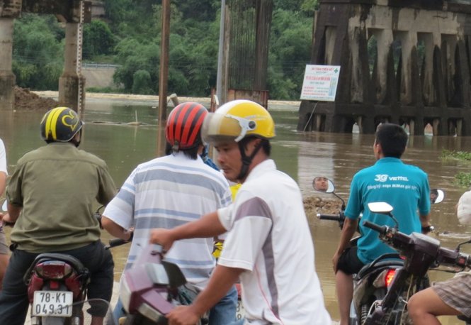 Nước ngập cầu La Hai (huyện Đồng Xuân, tỉnh Phú Yên) - Ảnh: HOÀI NAM