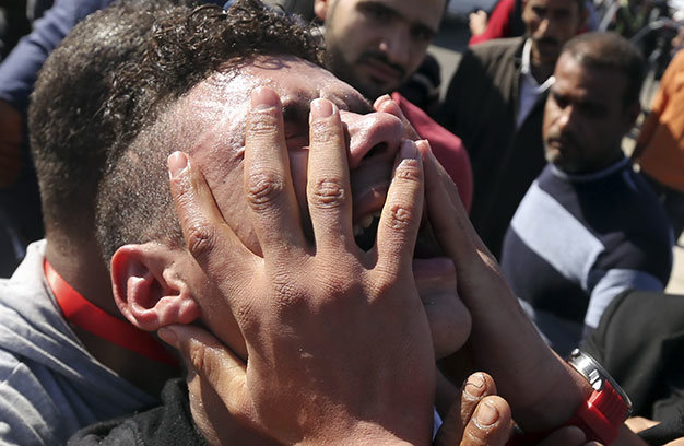 Một người phản đối ông Mubarak thể hiện sự căm phẫn với phán quyết của tòa án - Ảnh: Reuters