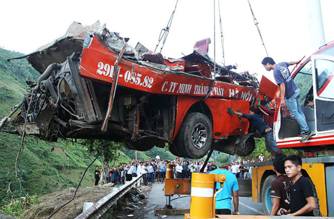 Sau gần 10 giờ cứu hộ, đến 18g ngày 3-9 chiếc xe khách gặp nạn đã được đưa lên mặt đường quốc lộ 4D, huyện Bát Xát, Lào Cai - Ảnh: Nguyễn Khánh