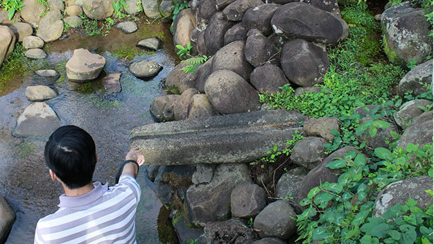 Máng nước ở giếng Đào, một trong những giếng cổ có kiến trúc độc đáo nhất trong hệ thống giếng cổ Gio An, nay đã khô kiệt nước - Ảnh: Quốc Nam