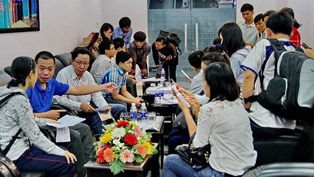 Sáng 2-12, nhiều hành khách đến ga Sài Gòn thắc mắc vì sao họ bị mất vé khi đã đặt chỗ thành công và đã trả tiền - Ảnh: Mậu Trường