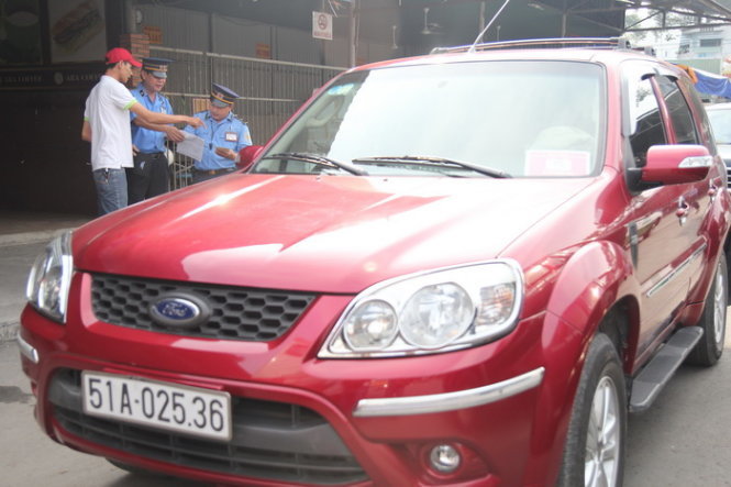 Một chiếc taxi Uber bị lực lượng chức năng kiểm tra tại khu vực đường Lê Hồng Phong (Q. 5) - Ảnh: M.Trường