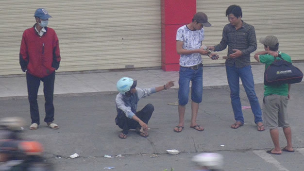 Nhờ hỗ trợ của bạn đọc, phóng viên Tuổi Trẻ đã ghi được nhiều hình ảnh tiêm chích và mua bán ma túy tại khu vực bến xe An Sương, TP.HCM - Ảnh: Khoa Long