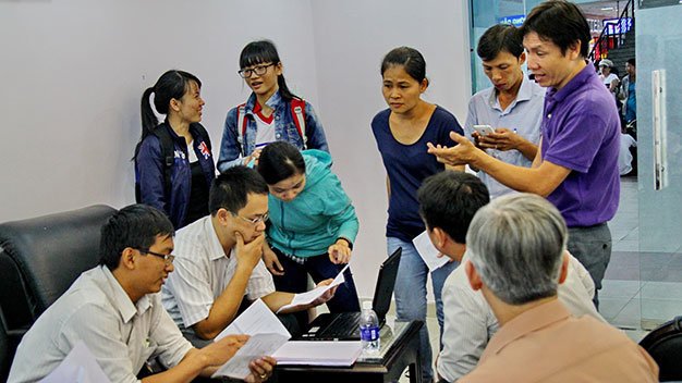 Sáng 2-12, nhiều hành khách đến ga Sài Gòn yêu cầu nhà ga giải thích việc họ vô cớ bị mất vé sau khi đã đặt chỗ thành công - Ảnh: Mậu Trường