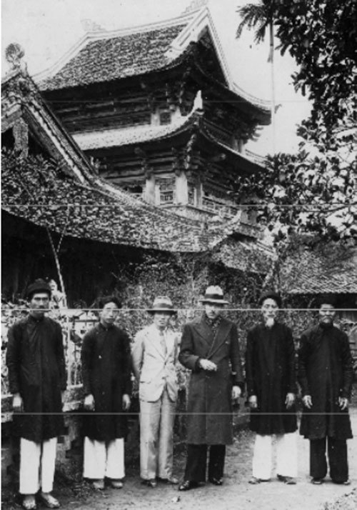 Thợ phục chế gác chuông, chùa Keo (chùa Thần Quang) năm 1942 - Ảnh: EFEO