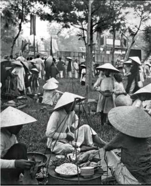 Quán hàng ăn rong gần trường thi trong khoa thi hương cuối cùng tại Nam Định năm 1915 - Ảnh: EFEO