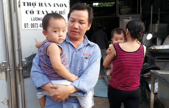 Bé Anh Hào và An Nhiên vừa được gia đình đón về sau khi đi lánh nạn loài côn trùng lạ - Ảnh : Đại Việt