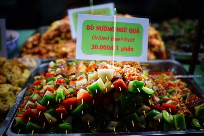 Xúc xích thịt nướng tẩm ướp theo phong cách Nam Bộ - Ảnh: Thuận Thắng