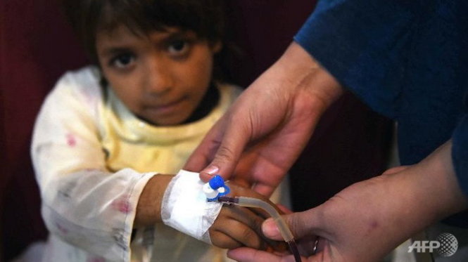  Một trẻ em Pakistan mắc bệnh thiếu máu huyết tán bẩm sinh Thalassaemia đang truyền máu ở Pashawar   Ảnh:AFP