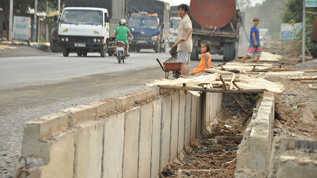 Thi công nhếch nhác ở quốc lộ 20 - Ảnh: Hà Mi
