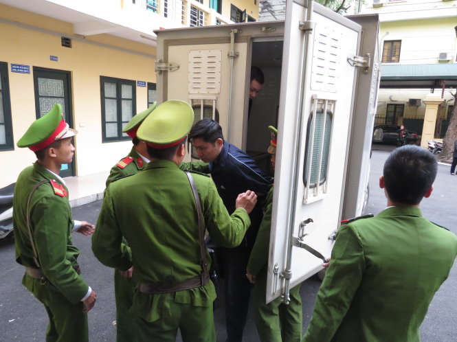 Nguyễn Mạnh Tường đang được dẫn ra tòa - Ảnh: Minh Quang
