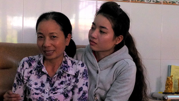 Bà Nguyễn Thị Loan và con gái khi nhận được tin hoãn thi hành án tử hình Hồ Duy Hải - Ảnh: Sơn Lâm