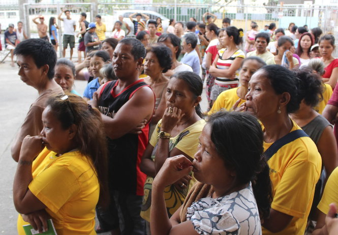 Người dân chờ nhận lương thực cứu trợ ở Tacloban ngày 5-12 - Ảnh: Reuters