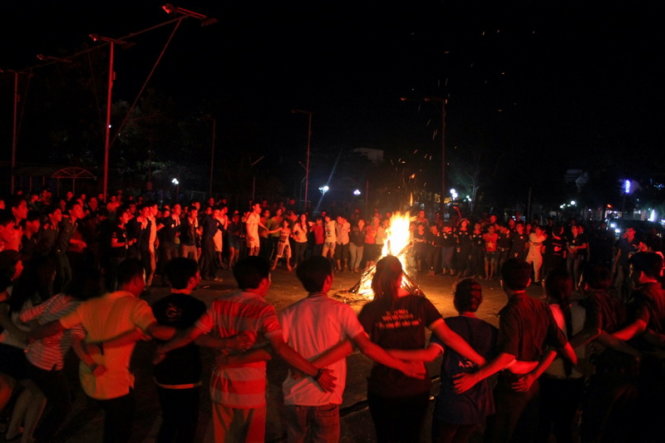 Các bạn trẻ hào hứng tham gia trò chơi lớn, lửa trại - Ảnh: Khoa Nguyễn