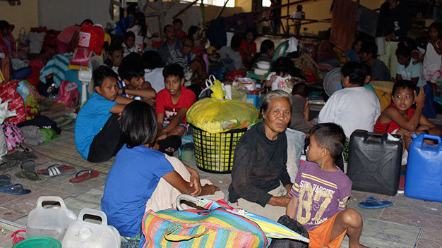 Người dân ở thành phố Tacloban tạm trú lánh bão trong nhà thờ ngày 6-12 - Ảnh: Reuters