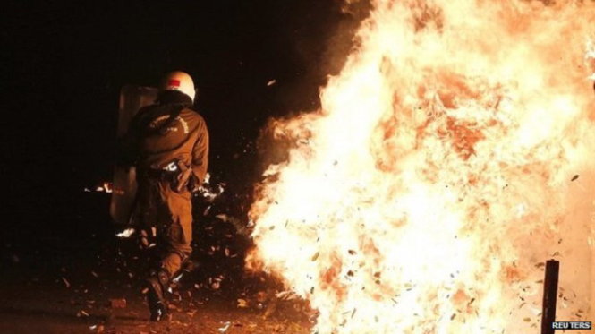 Người biểu tình ném bom xăng về phía cảnh sát Hy Lạp Ảnh: Reuters