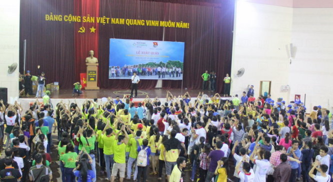 Các bạn Tình nguyện viên làm lễ ra quân đêm 5-12 tại Trung tâm Thanh thiếu niên Miền Nam - (quận Bình Tân, TP.HCM) - Ảnh: Khoa Nguyễn
