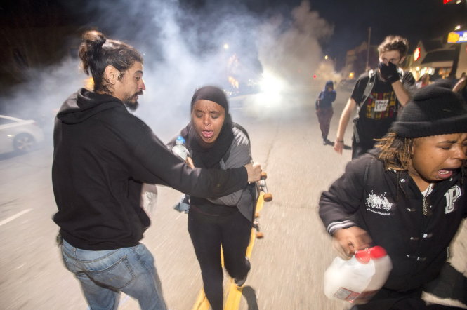 Người biểu tình ở Berkeley bỏ chạy khi cảnh sát bắn hơi cay - Ảnh: Reuters