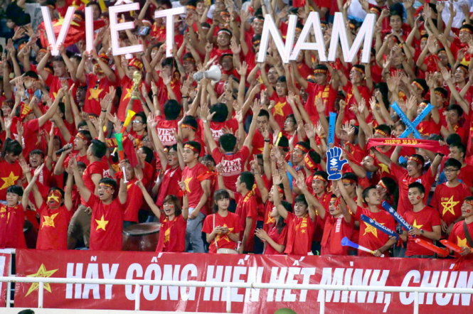 Cổ động viên Việt Nam tại trận bán kết lượt đi trên sân Malaysia - Ảnh: Nguyên Khôi