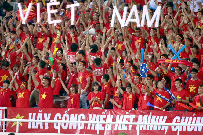 Cổ động viên Việt Nam tại trận bán kết lượt đi trên sân Malaysia - Ảnh: Nguyên Khôi