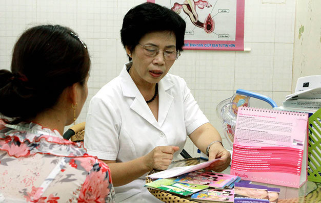 Bác sĩ Trung tâm sức khỏe sinh sản Hà Nội tư vấn cho một phụ nữ - Ảnh: Thúy Anh