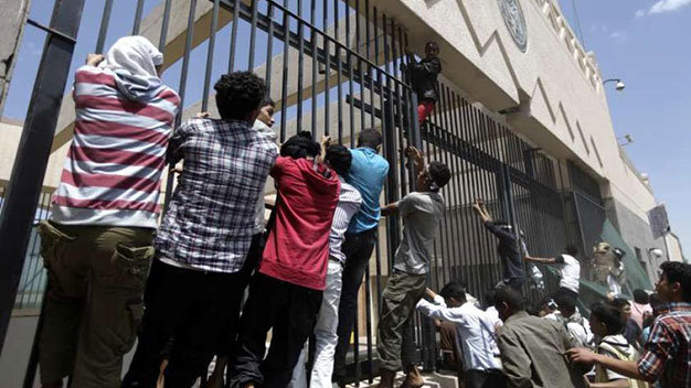 Người biểu tình ở Yemen trong một lần bao vây đòi phá rào tòa đại sứ Mỹ - Ảnh: Reuters