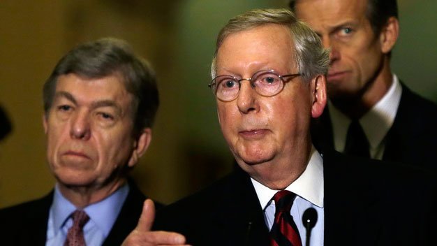 Ảnh: Lãnh đạo đa số của Đảng Dân chủ ở Thượng viện Mỹ Mitch McConnell (phải) trả lời báo chí về những cuộc đàm phán ngân sách tại Washington - Ảnh: Reuters