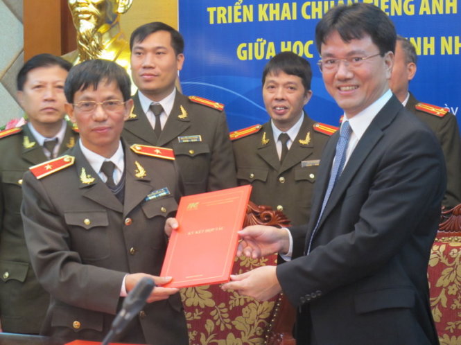 Thiếu tướng Nguyễn Hồng Hải – Phó Giám đốc Học viện An ninh Nhân dân (trái) và Ông Đoàn Hồng Nam – Chủ tịch IIG Việt Nam (phải) trao đổi văn bản ký kết