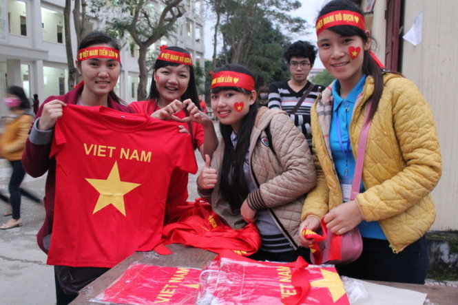 Nhóm bạn trẻ trường ĐH Vinh bán áo, băng rôn cổ vũ đội tuyển Việt Nam - Ảnh: Doãn Hoà