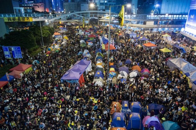 Cảnh sát Hong Kong đã yêu cầu người biểu tình giải tán trước khi bắt đầu dọn dẹp - Ảnh: Reuters
