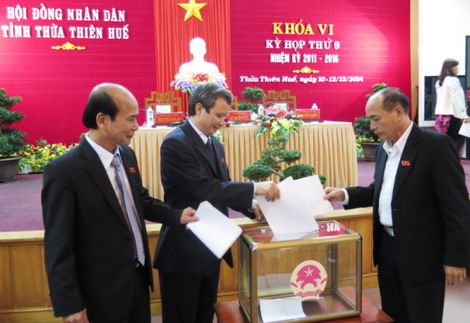 Chiều 11-12, HĐND tỉnh Thừa Thiên-Huế đã bỏ phiếu tín nhiệm đối với 11 chức danh do HĐND tỉnh bầu -Ảnh: Nguyên Linh