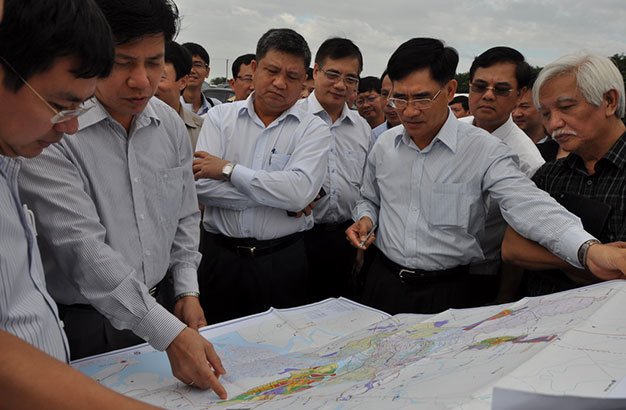 Đoàn công tác Quốc hội và các bộ ngành đi thị sát vị trí dự án sân bay Long Thành tại xã Bình Sơn (Long Thành, Đồng Nai) sáng 11-12 - Ảnh: Hà Mi