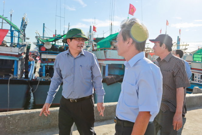 Bộ trưởng Bộ NN&PTNT Cao Đức Phát (trái) kiểm tra công tác neo đậu tàu thuyền tránh bão tại cảng cá Cà Ná, huyện Thuận Nam, tỉnh Ninh Thuận - Ảnh: Tiến Thành
