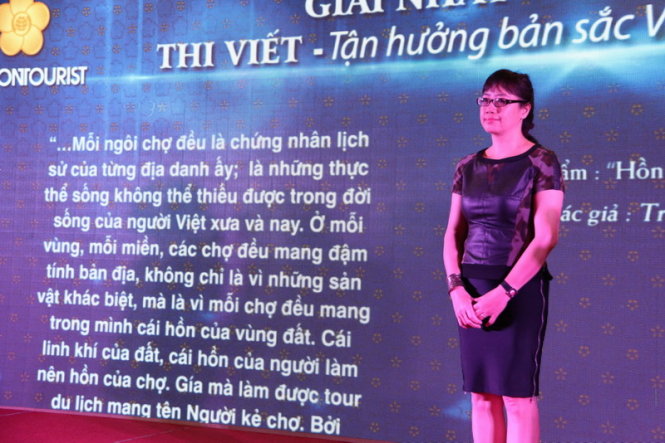 Tác giả Trần Thùy Linh (TP.HCM) đạt giải nhất với tác phẩm “Hồn Chợ Việt”. Ảnh: Tiến Long