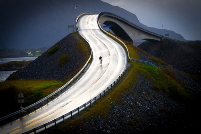 Bộ ảnh đường lên núi Dalsnibba, Na Uy đoạt giải nhất hạng mục “Tinh thần khám phá” của nhiếp ảnh gia người Ba Lan Piotr Trybalski