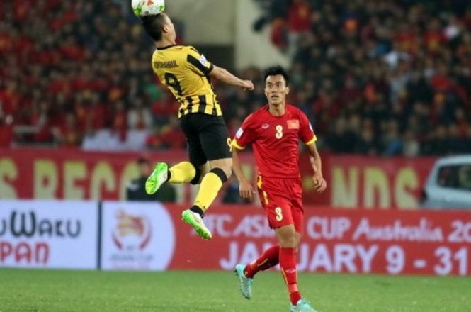 Một pha tranh chấp bóng giữa cầu thủ Malaysia và Việt Nam tại AFF Cup 2014 - Ảnh: Nguyên Khôi