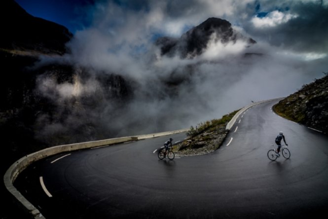 Bộ ảnh đường lên núi Dalsnibba, Na Uy đoạt giải nhất hạng mục “Tinh thần khám phá” của nhiếp ảnh gia người Ba Lan Piotr Trybalski