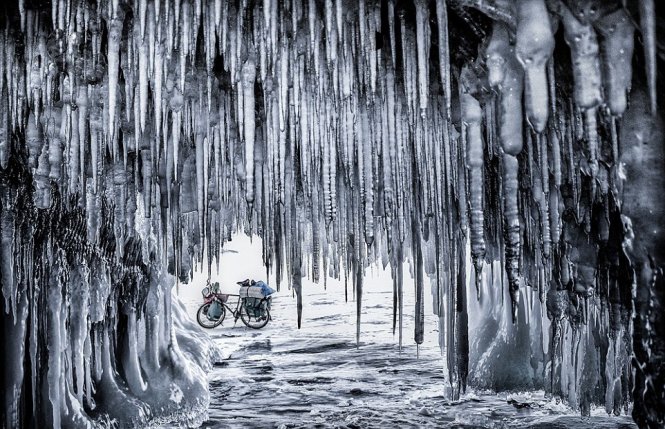 Tác phẩm khu vực hồ Baikal, Nga trong mùa đông băng giá đoạt giải nhất hạng mục ảnh đơn “Trái đất, lửa, không khí và nước” cũng thuộc về tác giả người Ba Lan Piotr Trybalski