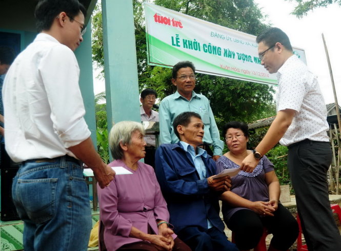 Đại diện báo Tuổi Trẻ và công ty Toàn Thịnh Phát trao quà cho gia đình anh Nguyễn Quang Thái. Ảnh: A Lộc