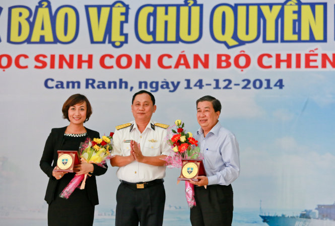 Đại tá Nguyễn Đức Vượng , Phó chính ủy Bộ tư lệnh Vùng 4 hải quân trao hoa cho đại diện ban tổ chức chương trình: báo Tuổi Trẻ và công ty CP Đồng Tâm - Ảnh: Tiến Thành