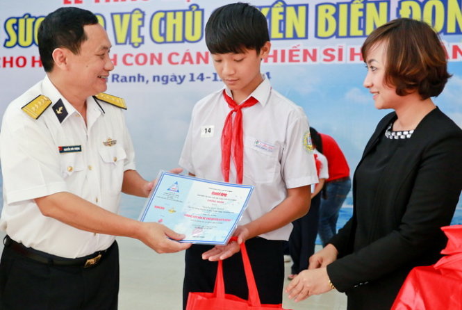 Đại tá Nguyễn Đức Vượng, Phó chính ủy Bộ tư lệnh Vùng 4 hải quân và bà Vũ Thị Thu Thủy, giám đốc đối ngoại truyền thông công ty CP Đồng Tâm trao học bổng cho các em học sinh - Ảnh: Tiến Thành