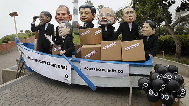 Các nhà bảo vệ môi trường ở Lima đeo mặt nạ các nhà lãnh đạo thế giới trong cuộc biểu tình kêu gọi chính phủ các nước cắt giảm khí thải - Ảnh: Reuters