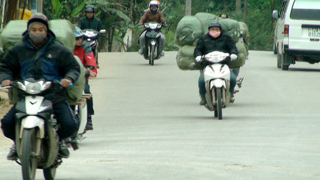 Đội quân “xe bay” phóng trên đường để đưa hàng lậu từ biên giới tập kết về các kho hàng tại thị trấn Đồng Đăng - Ảnh: Lâm Hoài