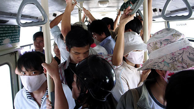 Các bạn trẻ, nhất là nữ, có nguy cơ bị quấy rối tình dục khi đi xe buýt - Ảnh: N.C.Thành