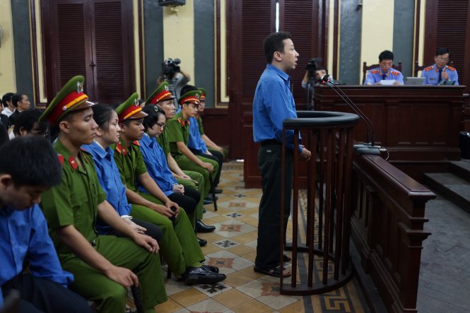 Tòa thẩm tra lý lịch các bị cáo - Ảnh: Thuận Thắng