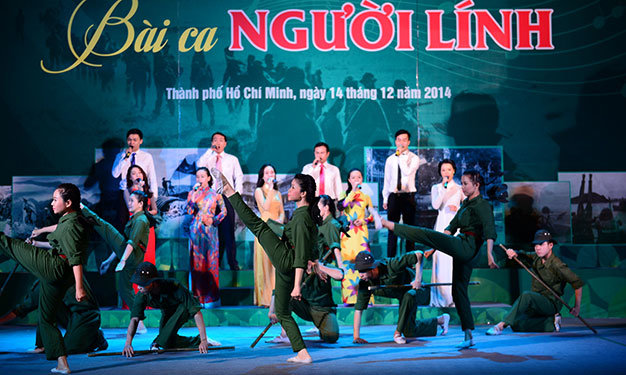 CLB Hát về thời hoa đỏ trình diễn ca khúc Đoàn Giải phóng quân - Ảnh: Quang Định